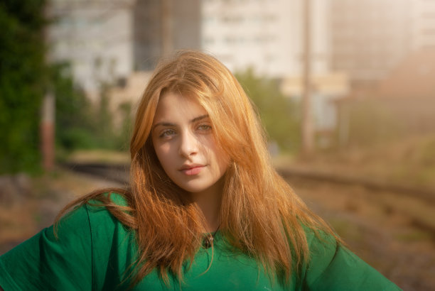 年轻漂亮的模特在铁轨上摆姿势图片下载