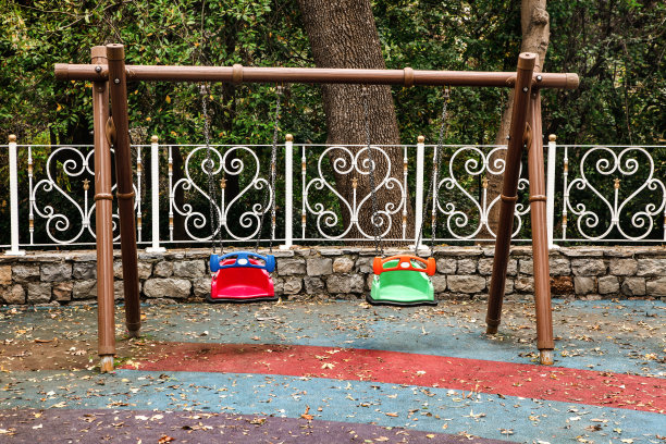 公园里空荡荡的秋千图片下载