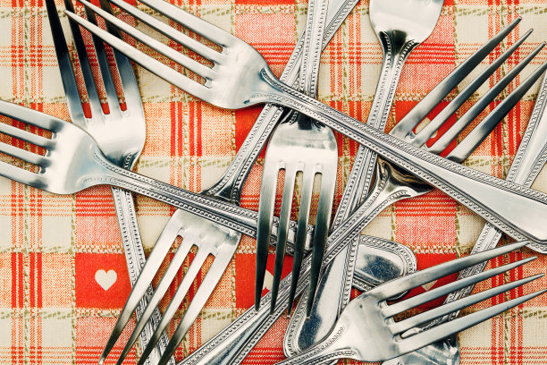 餐具放在格子红桌布上图片下载