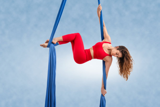 女子表演空中丝绸舞图片下载