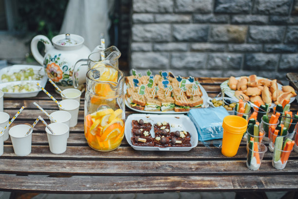 现代三明治和柠檬水，餐厅，食物，在桌子上图片下载