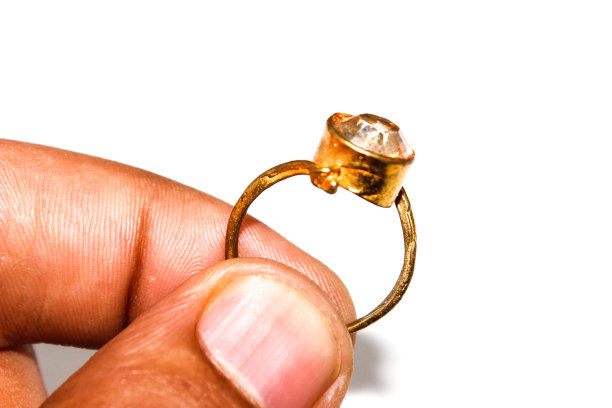 一张结婚戒指的照片图片下载