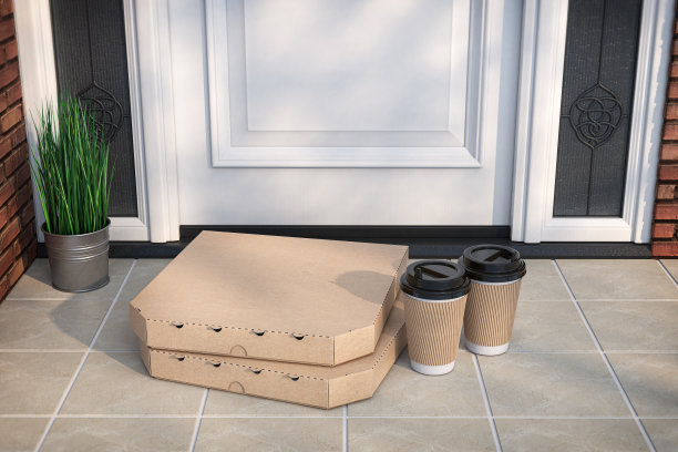 网上买披萨和咖啡，还有外卖。门口放着披萨纸箱和咖啡塑料杯。图片下载