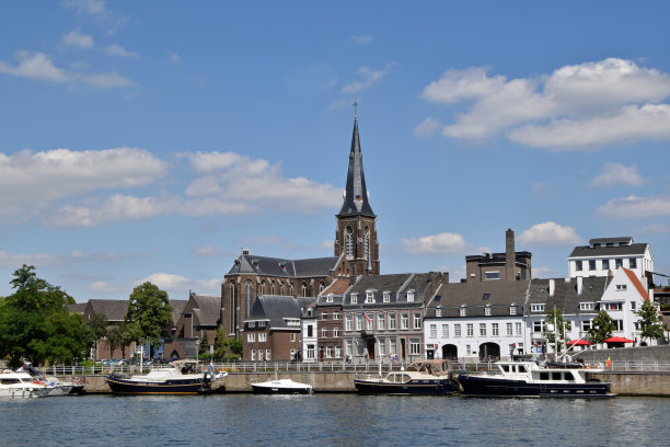 马斯特里赫特的城市景观，背景是一座教堂图片下载