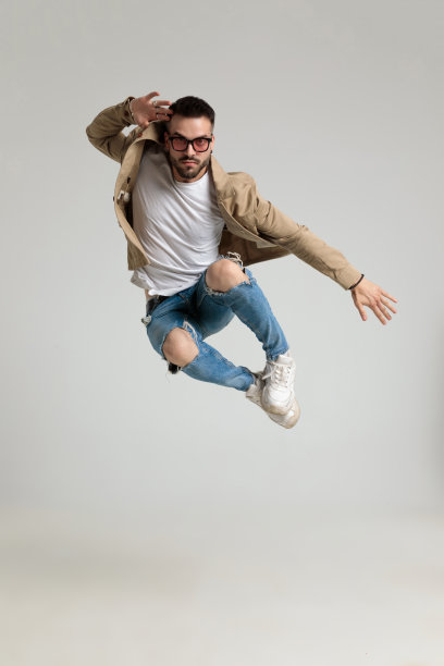性感的年轻随意的男人在空中跳图片下载