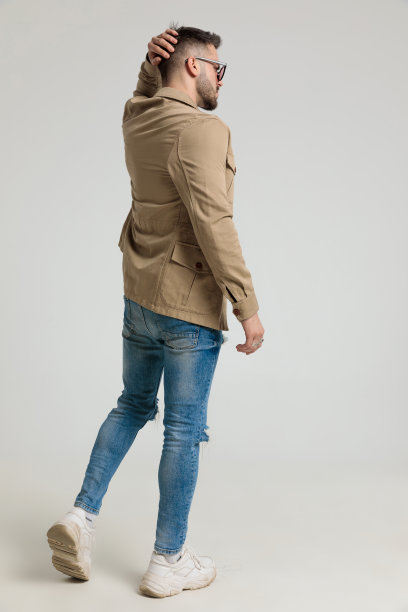 体贴的年轻人漫不经心的男人挠头思考图片下载