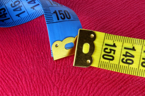 红色背景上的卷尺图片下载