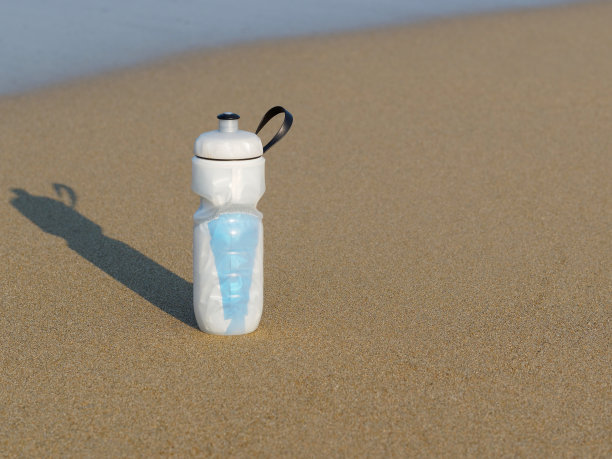 沙滩上的热运动瓶。副本的空间。图片下载