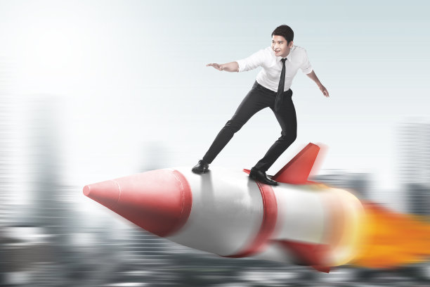 坐火箭的亚洲商人图片下载