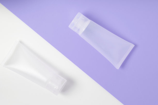 白色逼真光泽化妆品管上的白色和粉红色图片下载