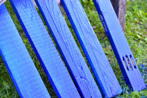 草地上新涂的蓝色木板图片下载