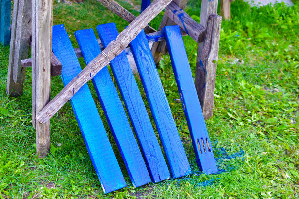 草地上新涂的蓝色木板图片下载