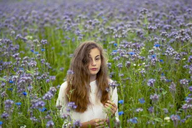 少女在盛开的田野里图片下载