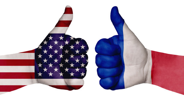 两只手画着不同国家的国旗，大拇指向上翘着。法国和美国图片下载