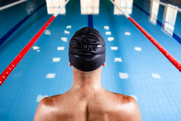 游泳者戴泳帽，站在泳池边，准备开始游泳，后视镜。图片下载