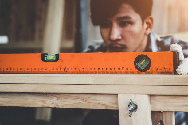 在车间从事木工工作的木匠图片下载