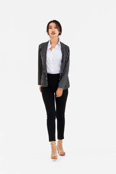 亚洲女人全身肖像在白色的背景图片下载