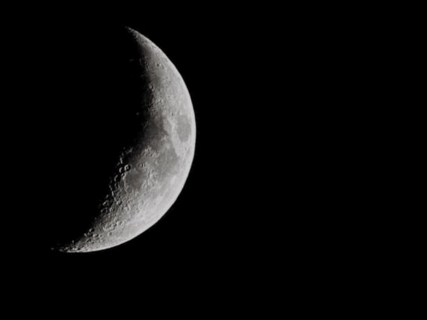 月亮在夜空中图片下载