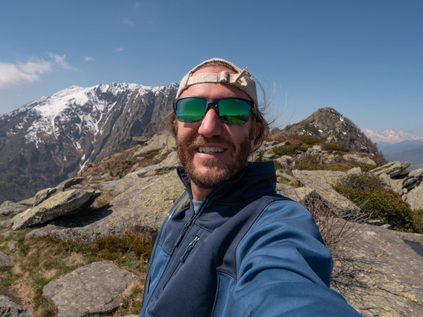 一个兴高采烈的年轻人在山顶自拍图片下载