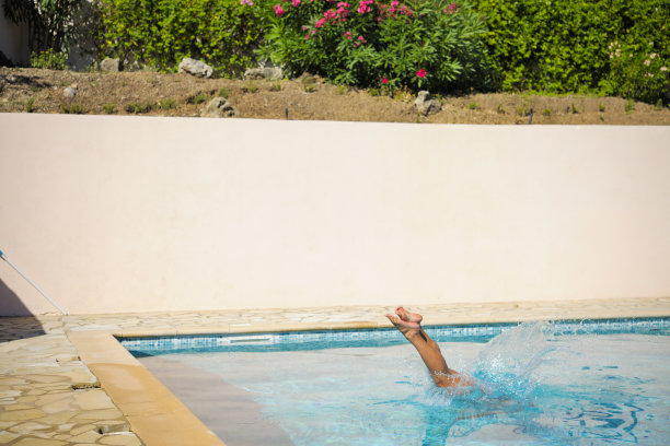 跳进游泳池图片下载