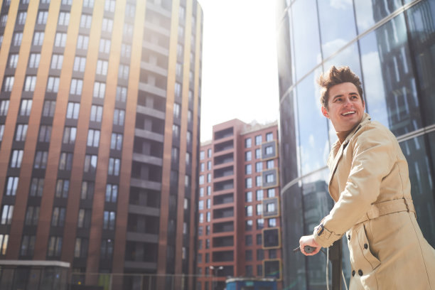 城市里微笑的年轻人图片下载