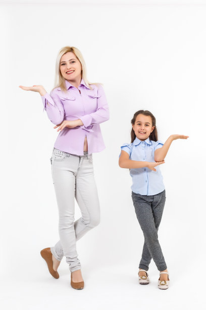 一位母亲和她的小女儿在白色背景上跳舞的肖像图片下载