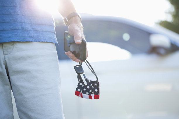 成年男子投票概念图片下载