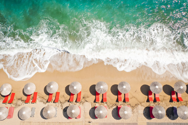 海浪冲击海滩的鸟瞰图图片下载