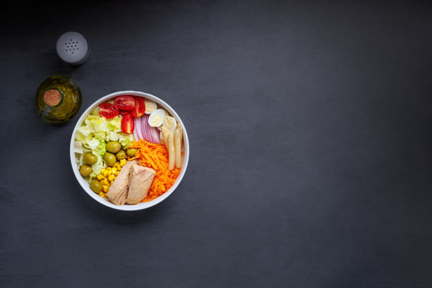 西班牙沙拉配金枪鱼和新鲜蔬菜图片下载