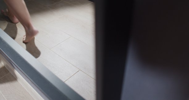 前厅的镜子里映出了女性的光脚图片下载