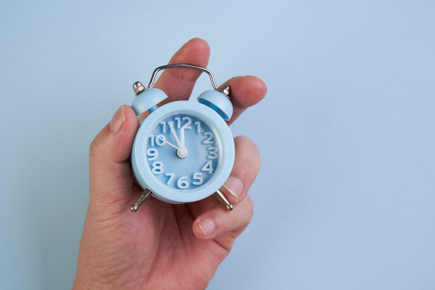 手持闹钟图片下载