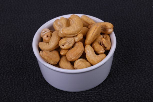 腰果堆在碗里图片下载