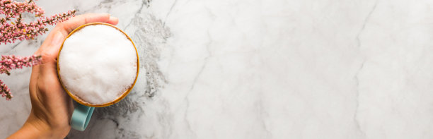 秋平躺在大理石上，一杯拿铁咖啡图片下载