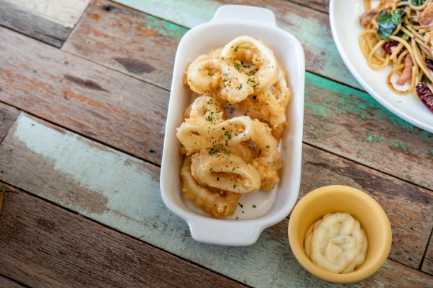 蒜炸鱿鱼，脆面糊，木地板上的亚洲街头小吃。jpg图片图片下载