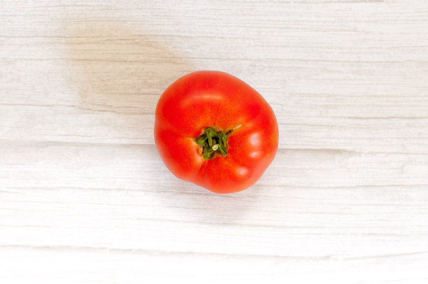 红色、成熟、健康的番茄放在明亮的桌子上，俯视图。图片下载