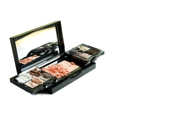 粉底粉底压在调色板盒包装上，孤立的白色背景上有拷贝空间图片下载