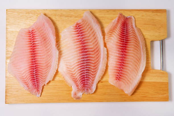 罗非鱼片在切板上俯视图图片下载