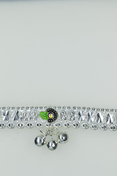 多色绘画纯银新脚镯设计的妇女和女孩图片下载