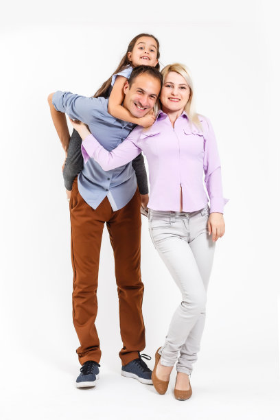 家庭和人的概念-幸福微笑的母亲，父亲和小女儿在白色的背景图片下载