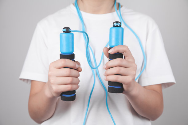 展示跳绳的年轻女孩。图片下载