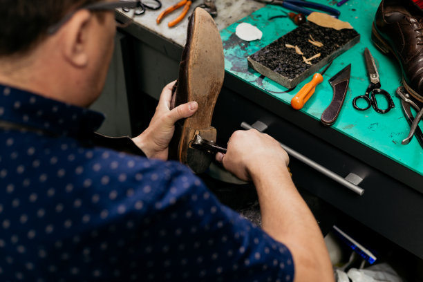 补鞋匠修理鞋子图片下载