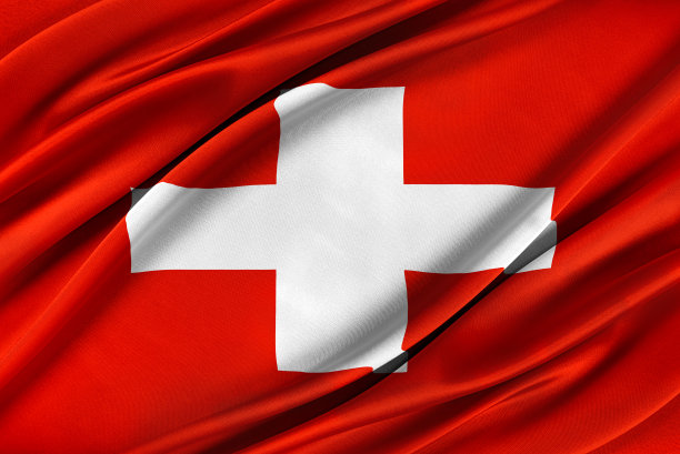五颜六色的瑞士国旗迎风飘扬。图片下载