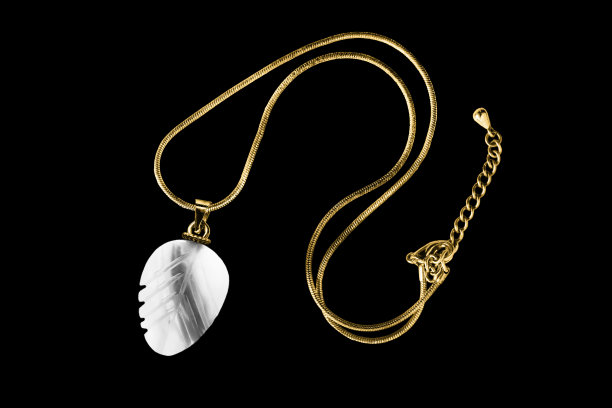 项链在黑色图片下载