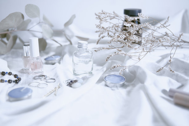 明亮透明的白布和化妆品形象图片下载