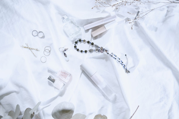 明亮透明的白布和化妆品形象图片下载