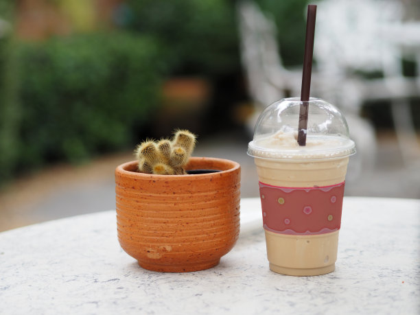 卡布奇诺冰沙在一个透明的塑料玻璃杯在大理石桌上，咖啡冷饮图片下载