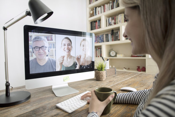 视频会议中的女性图片下载