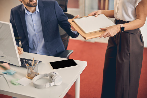 一个年轻人在接受同事的文件图片下载