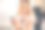 迷人的年轻女子用刷子擦粉图片下载