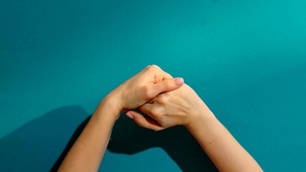 一个女人搓手的照片图片下载